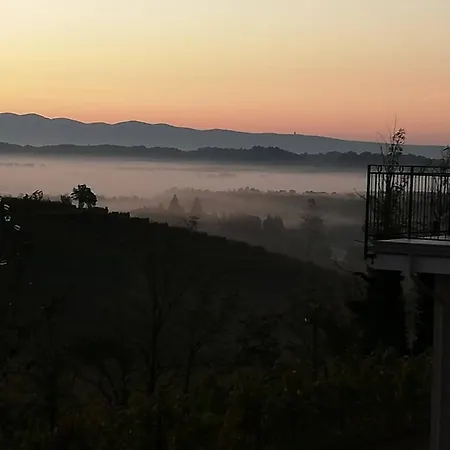 Al Confine مزرعة للإقامة *